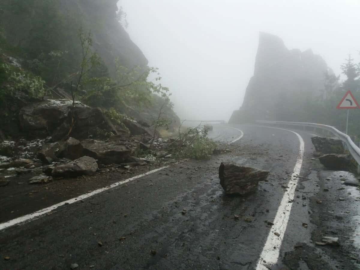 FOTO: Trafic blocat pe Transfăgărășan - Au căzut pietre pe carosabil