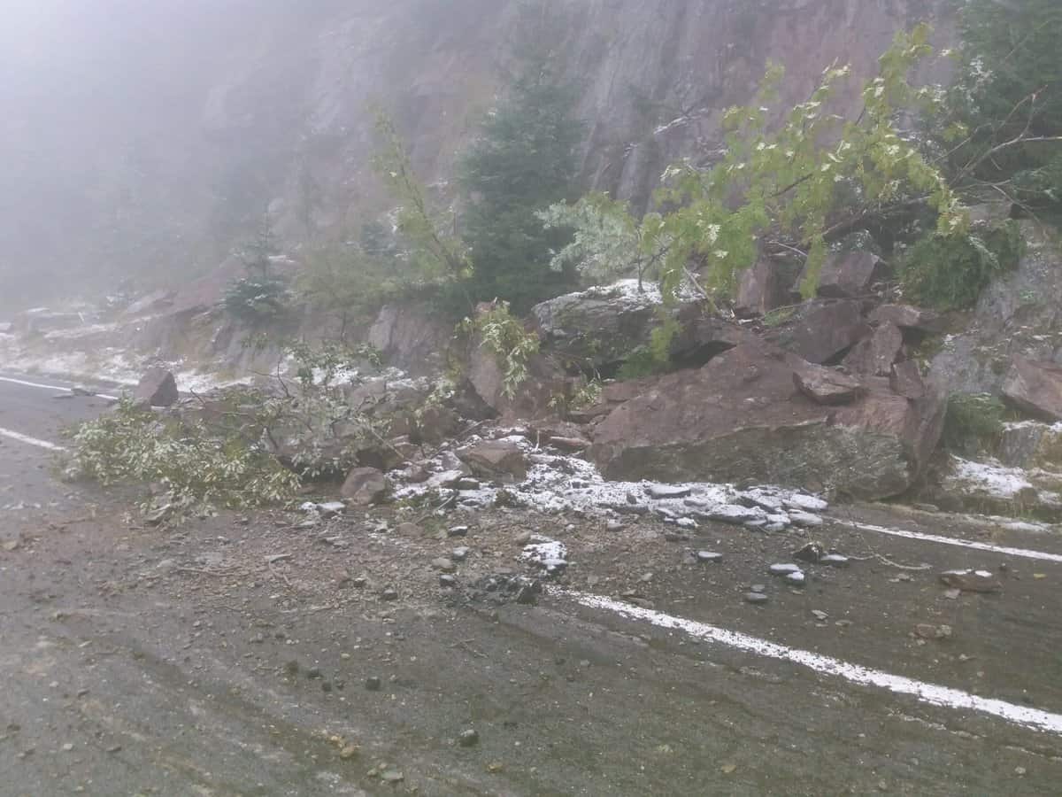 FOTO: Trafic blocat pe Transfăgărășan - Au căzut pietre pe carosabil