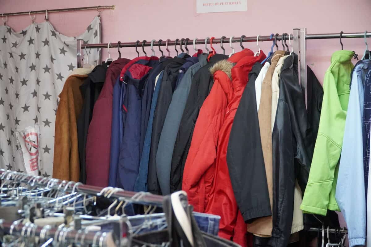 magazinele ”second hand” din sibiu nu mai au clienți - proprietar: „am vrut să închid, dar nu am ce face cu marfa”