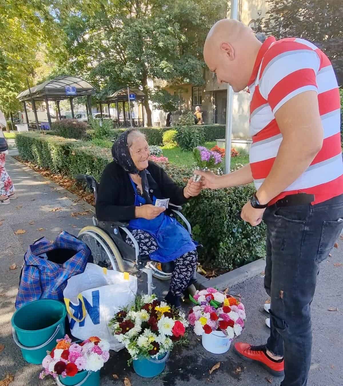 gest impresionant al polițistului viorel teacă - a cumpărat florile unei bătrânici, apoi i le-a dăruit