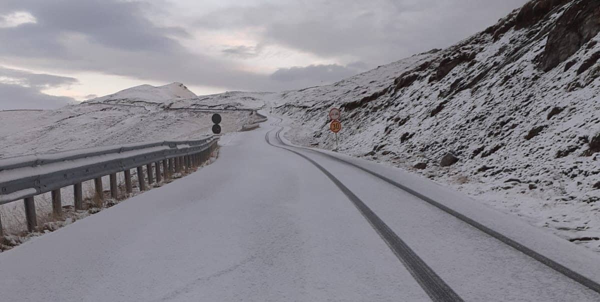 video prima ninsoare din an - drumarii deszăpezesc transalpina