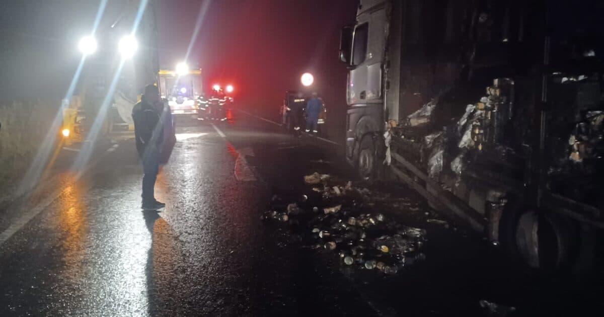 Un TIR a luat foc în mers la intrare în Avrig