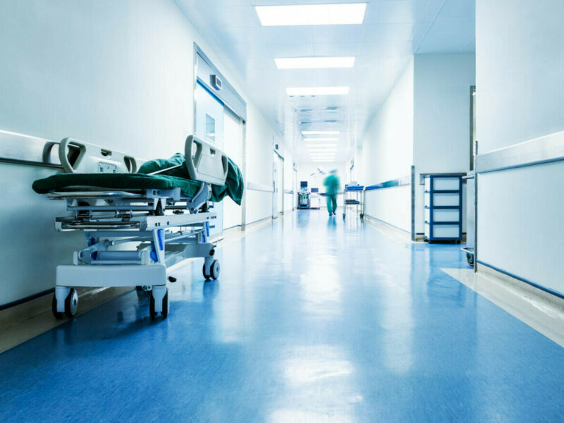 se schimbă regulile în spitale - rudele vor avea acces la bolnavi doar 30 de minute
