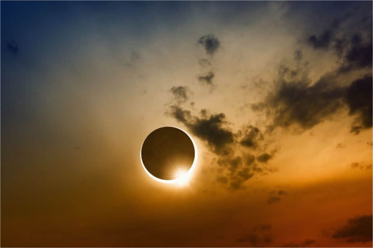 fenomen astronomic spectaculos - eclipsă parțială de soare vizibilă din românia