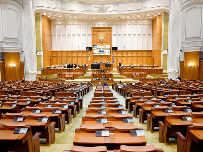 parlamentul a eliminat pensiile speciale ale senatorilor și deputaților