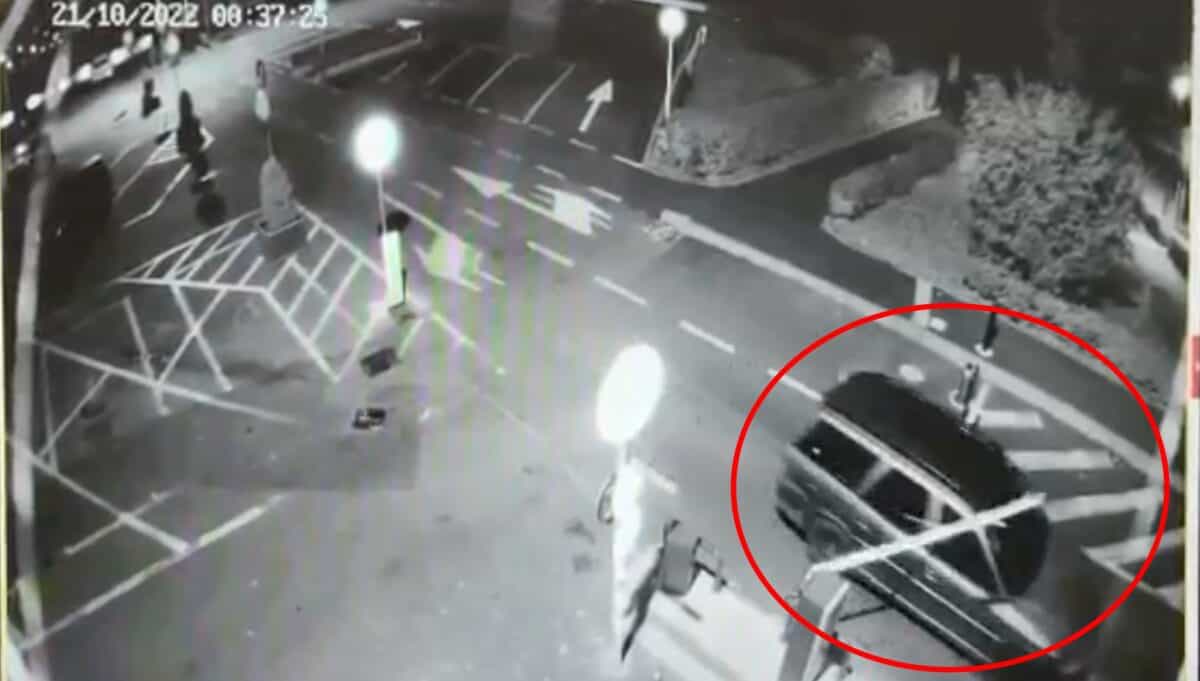 video: un șofer nesimțit a stat 6 ore în parcarea de la cazarma 90 și a plecat fără să plătească - a rupt și bariera