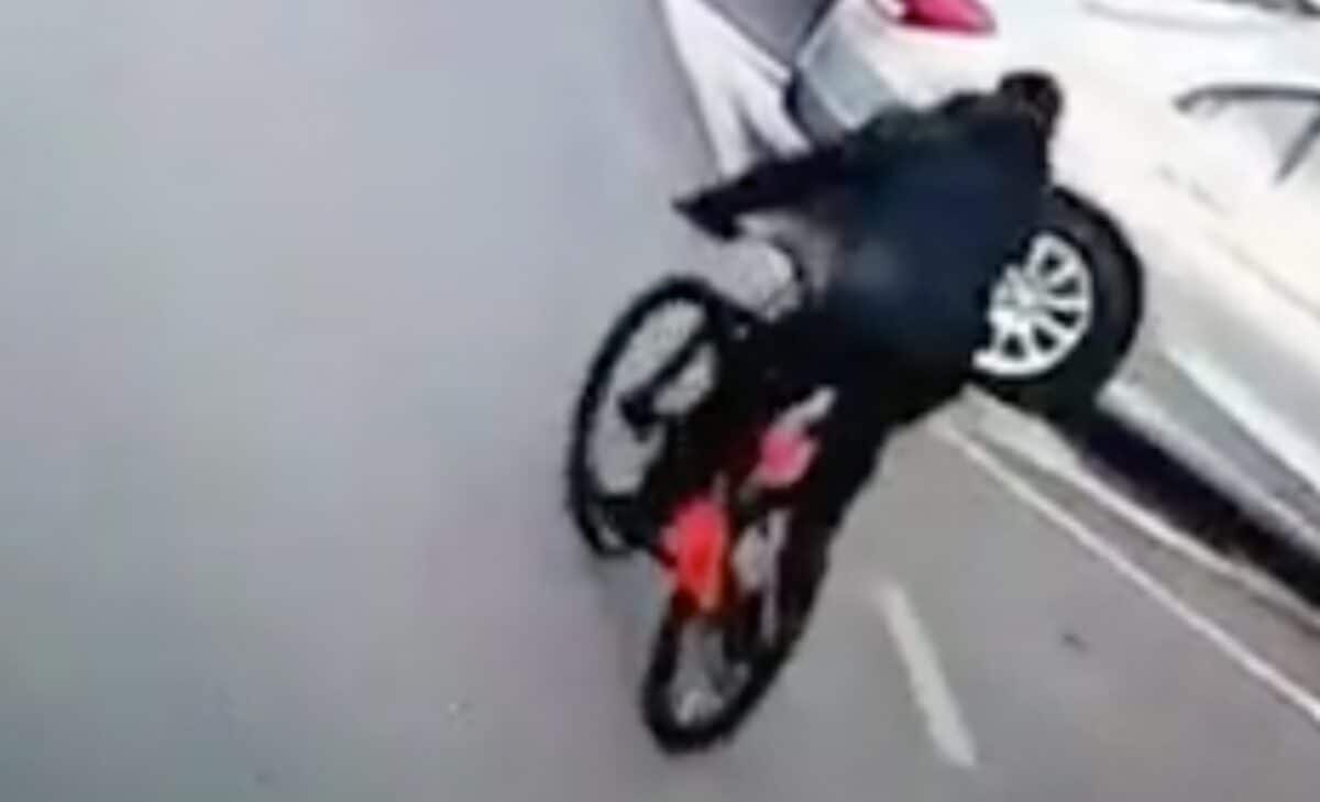 video: polițiștii caută un biciclist care a lovit un copil de patru ani în piața mare - micuțul a ajuns la spital