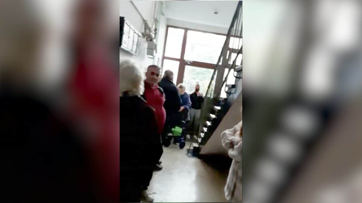 VIDEO Locatarii dintr-un bloc din Terezian la capătul răbdării - Pacienții care intră la medici le blochează intrarea