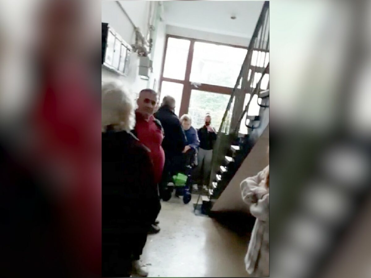 VIDEO Locatarii dintr-un bloc din Terezian la capătul răbdării - Pacienții care intră la medici le blochează intrarea