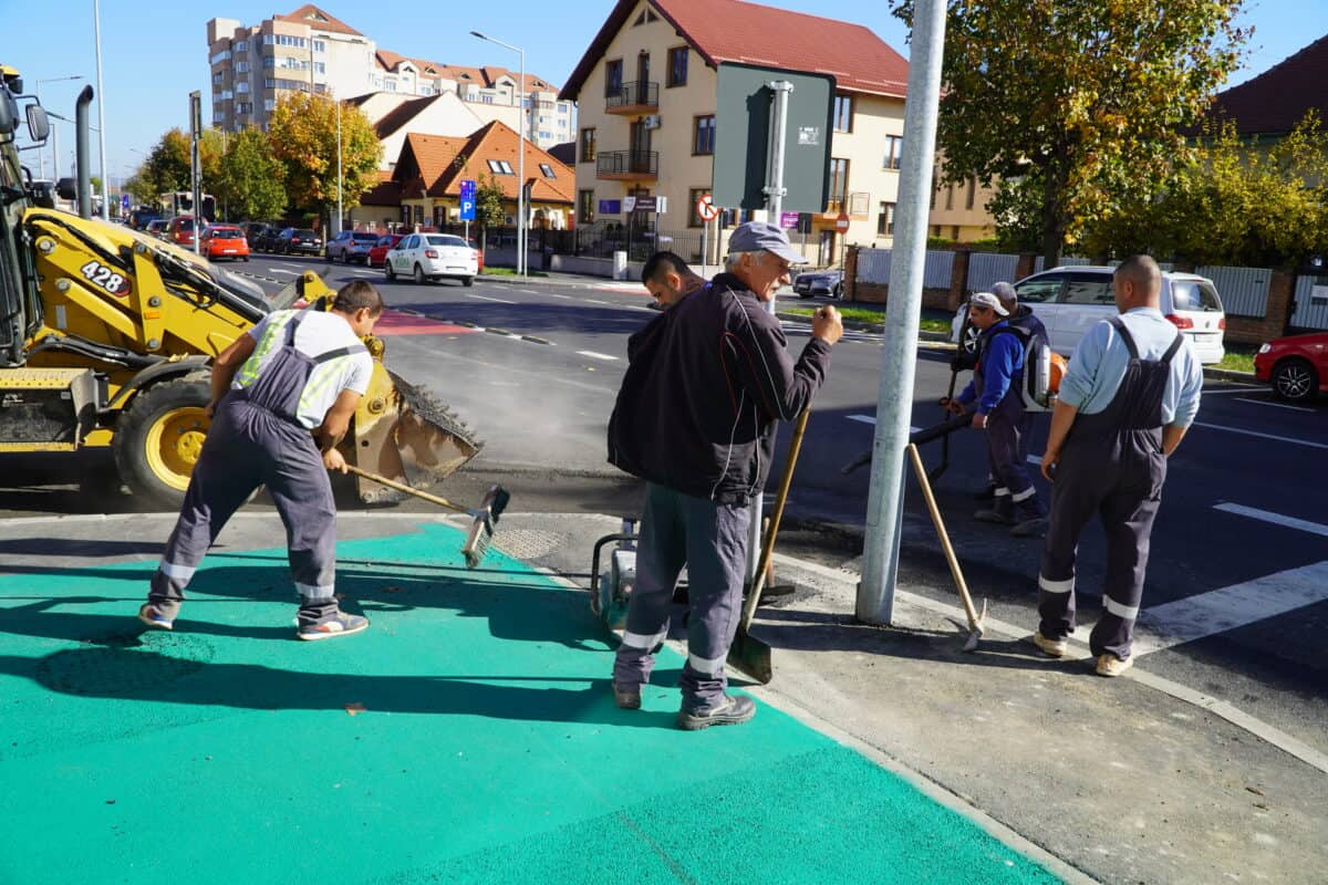 FOTO VIDEO Deficiențe remediate la pista pentru biciclete de pe Calea Dumbrăvii - Bordurile au fost modificate