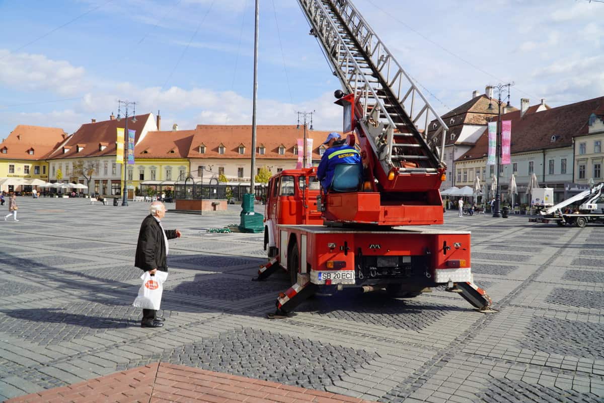 video foto: sibiul se pregătește de sărbători - este montată cupola de lumini în piața mare