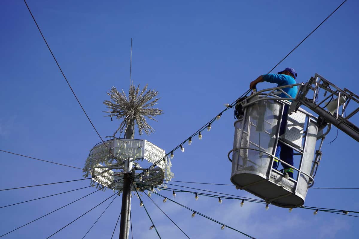 video foto: sibiul se pregătește de sărbători - este montată cupola de lumini în piața mare