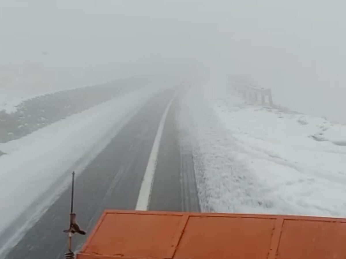 ninge abundent pe transfăgărășan - drumul nu se închide deocamdată