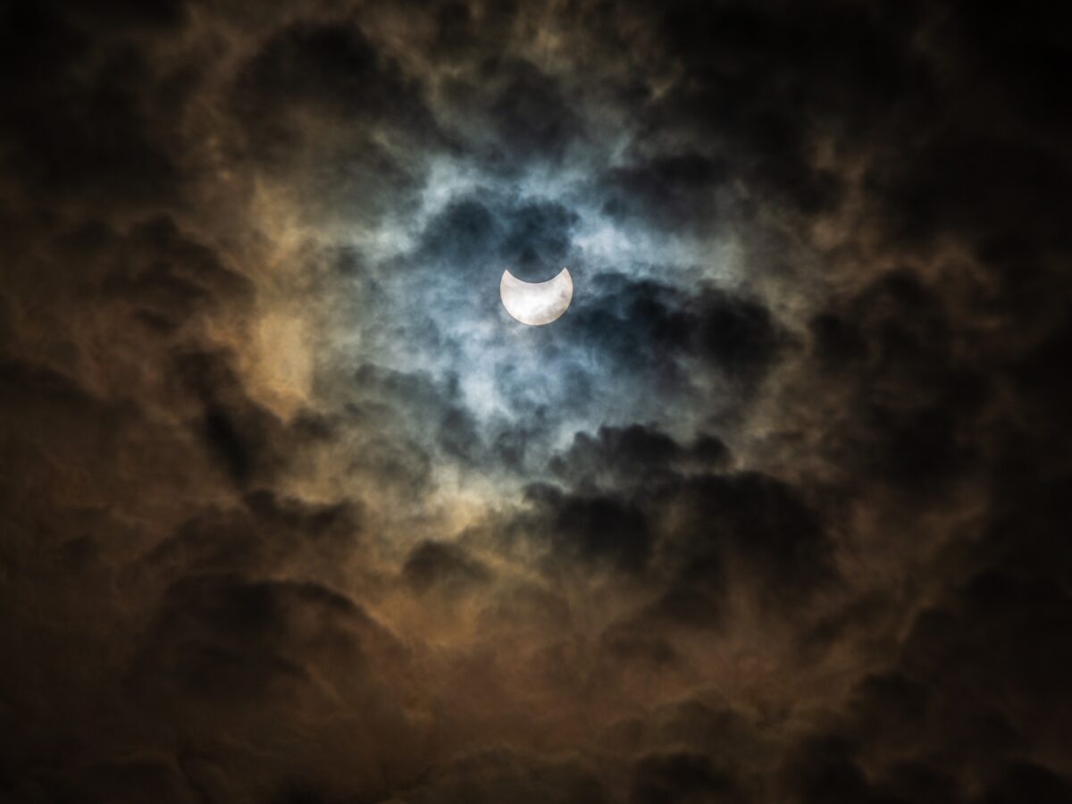 foto eclipsa solară văzută din sibiu - norii au “boicotat” vizibilitatea