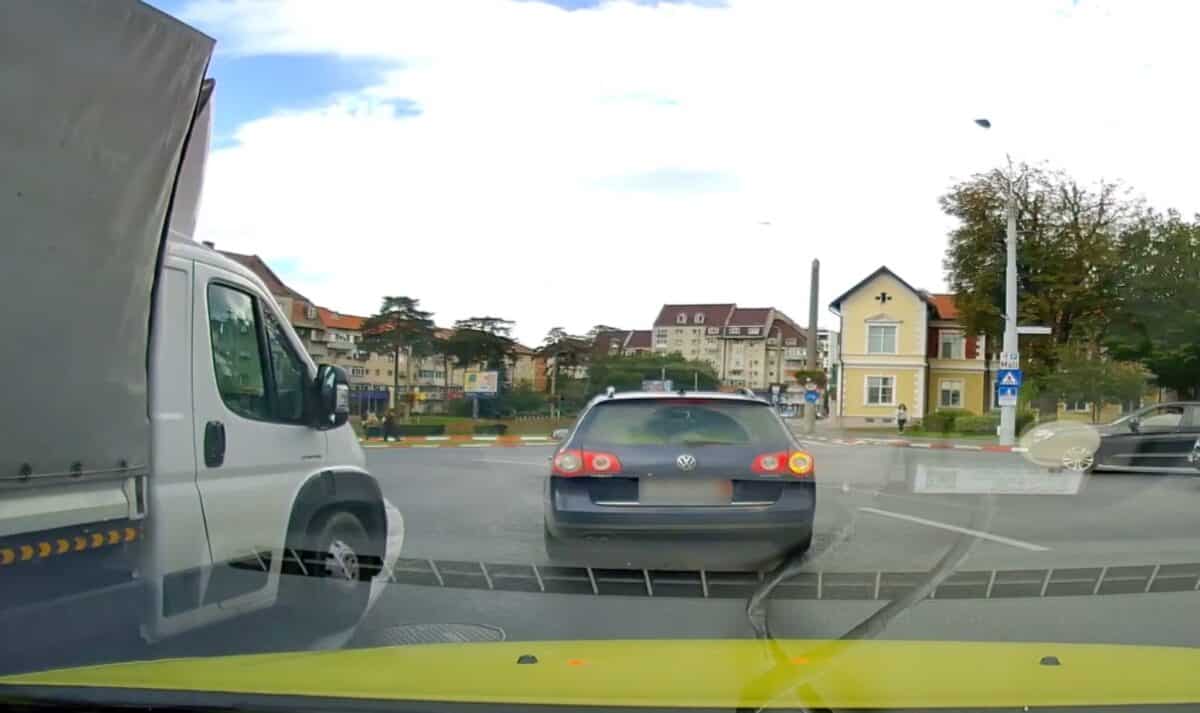 video: marcajele din giratoriul de pe constituției le dau bătăi de cap șoferilor - „mulți le consideră mâzgăleli pe asfalt”