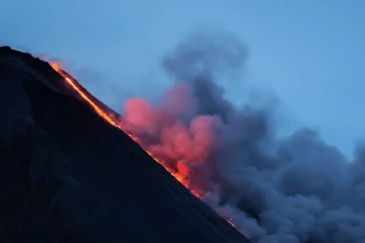 video vulcanul stromboli din italia a erupt duminică - lava a ajuns până în mare