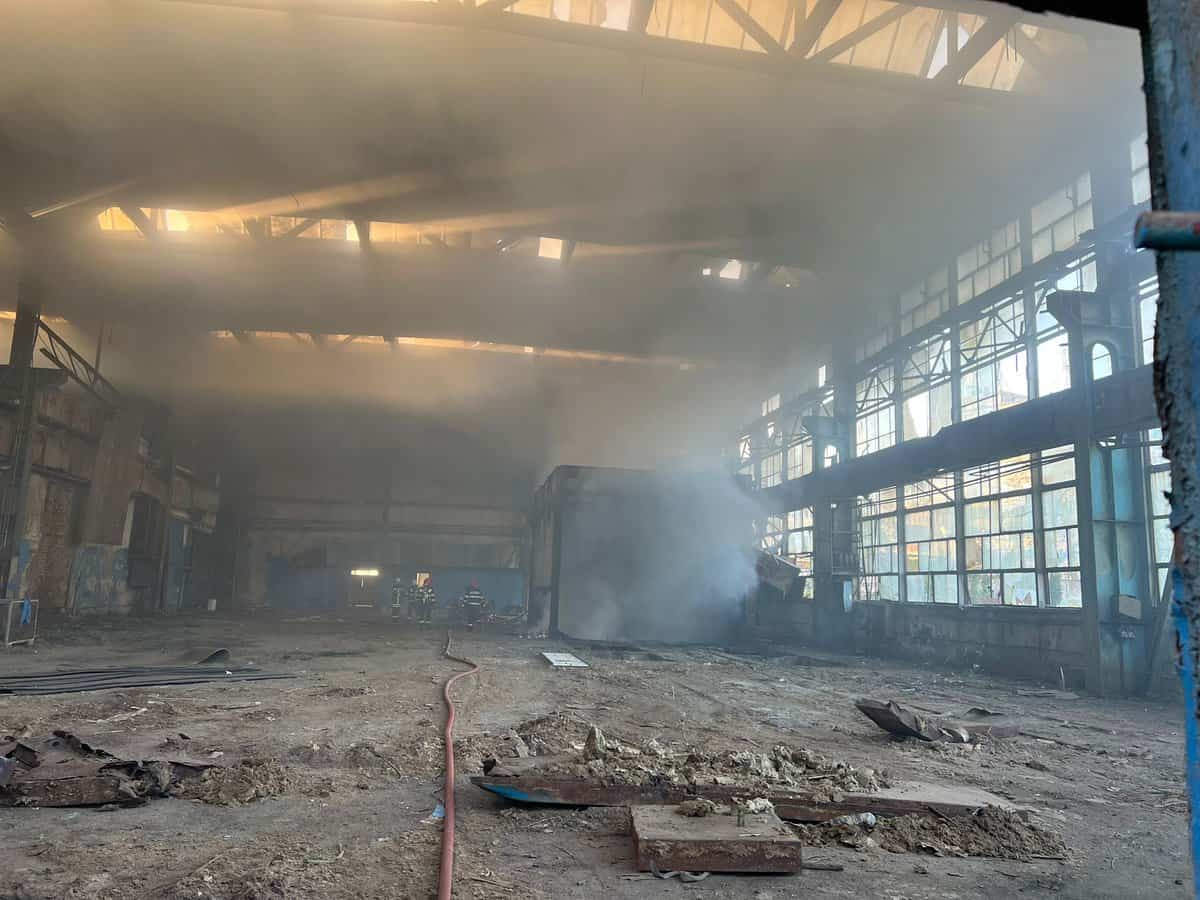video foto: incendiu la fosta fabrică independența - fumul gros se vede din depărtare