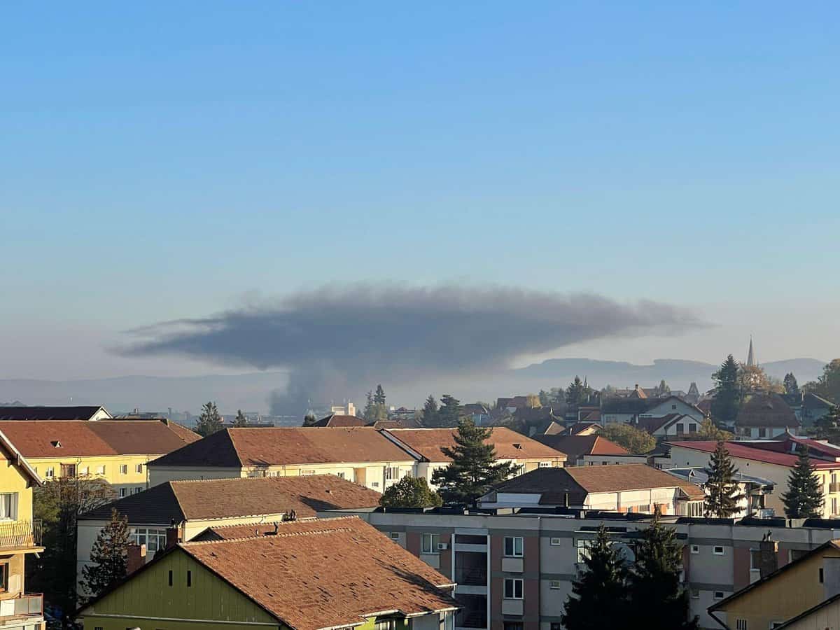video foto: incendiu la fosta fabrică independența - fumul gros se vede din depărtare