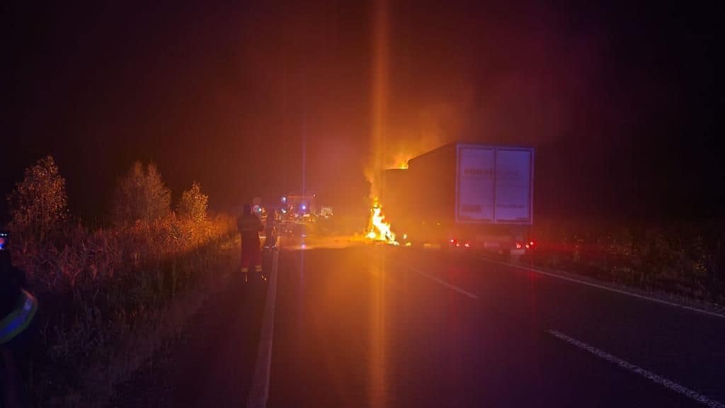 Un TIR a luat foc în mers la intrare în Avrig