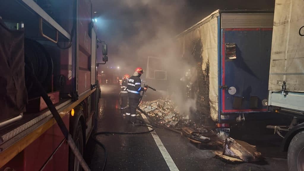 Un TIR a luat foc în mers la intrare în Avrig