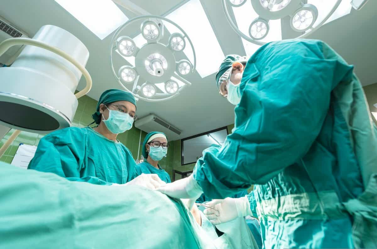 intervenție chirurgicală de peste zece ore - medicii din târgu-mureș i-au replantat mâna unui sibian în vârstă de 33 de ani