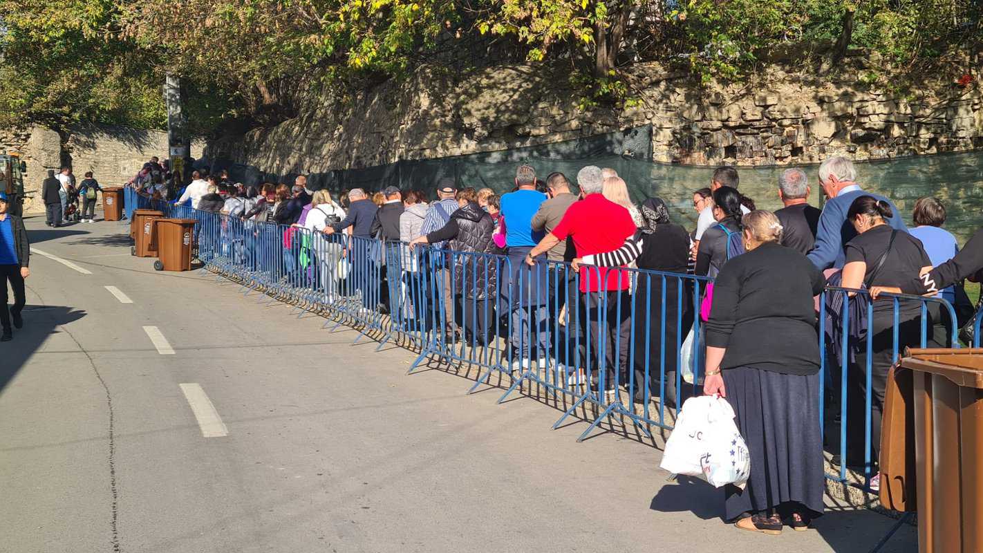 Mii de oameni au stat toată noaptea la coadă la pelerinajul de la Iași