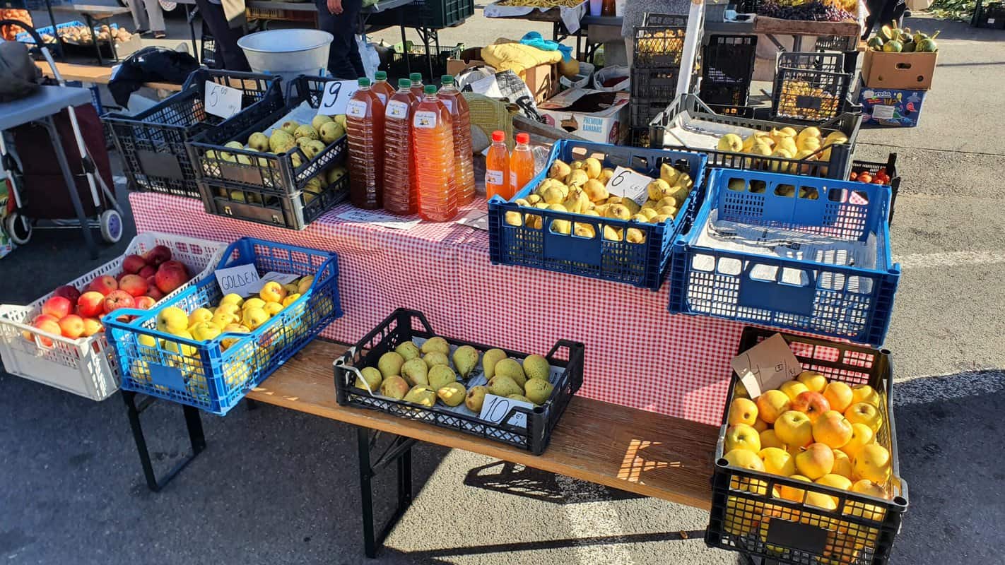 foto sibienii susțin producătorii locali din piața volantă transilvania în ciuda prețurilor ridicate - ”decât să cumperi dintr-un supermarket, mai bine cumperi de la comercianți”