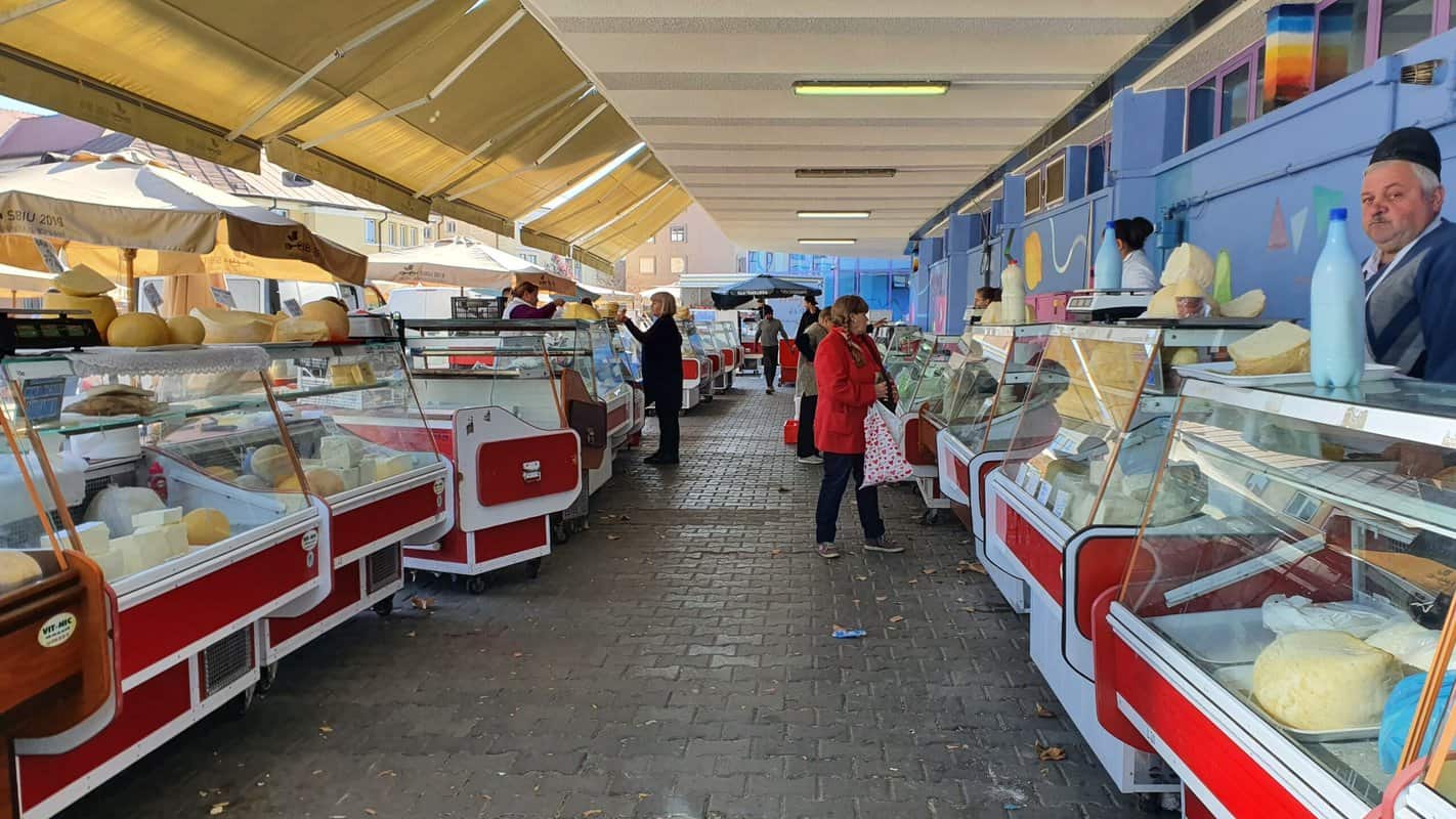 foto sibienii susțin producătorii locali din piața volantă transilvania în ciuda prețurilor ridicate - ”decât să cumperi dintr-un supermarket, mai bine cumperi de la comercianți”