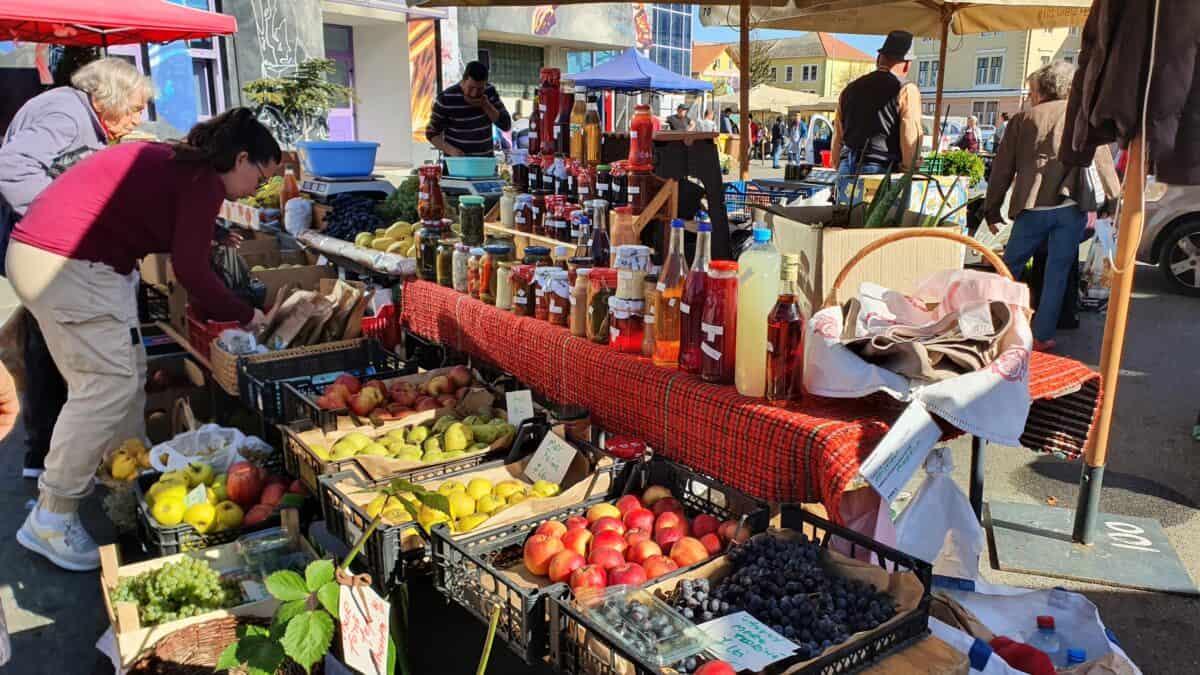 foto sibienii susțin producătorii locali din piața volantă transilvania în ciuda prețurilor ridicate - ”decât să cumperi dintr-un supermarket, mai bine cumperi de la comercianți”