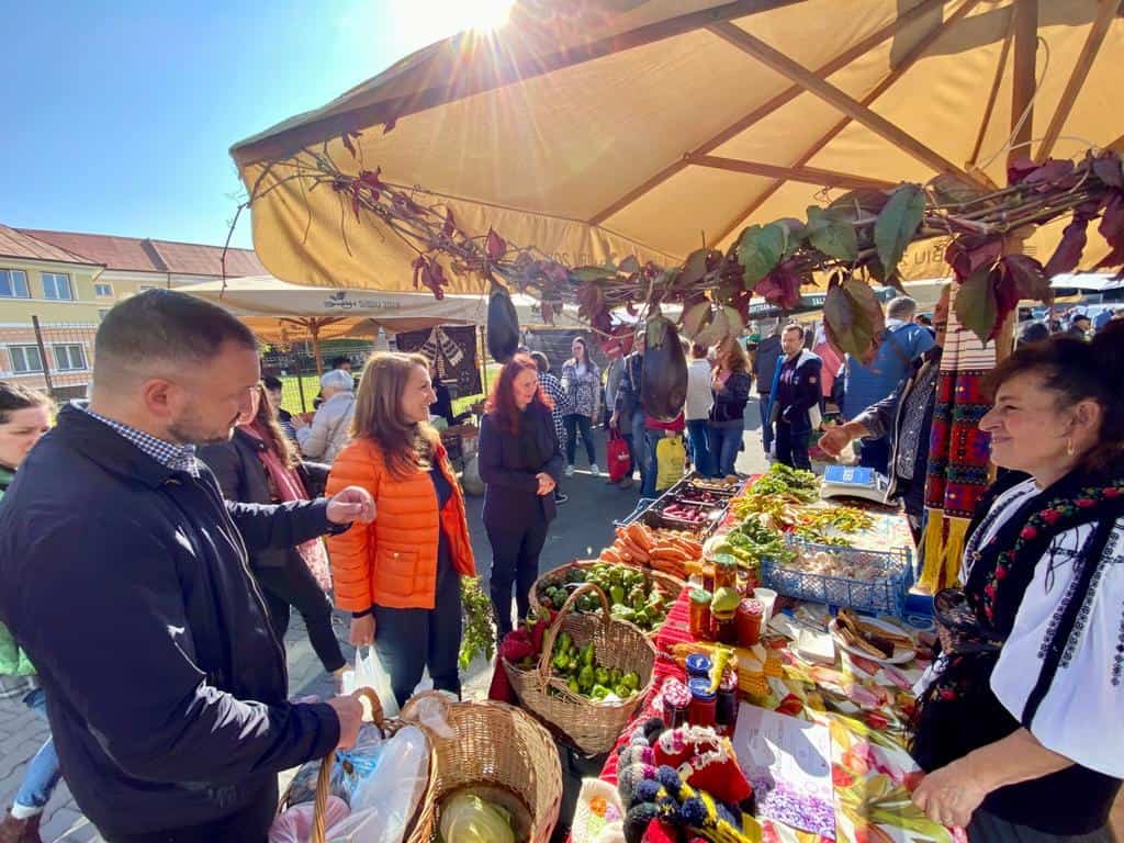 foto piața volantă transilvania sărbătorește zece ani de la înființare - daniela cîmpean: „încurajăm sibienii să consume produse locale”