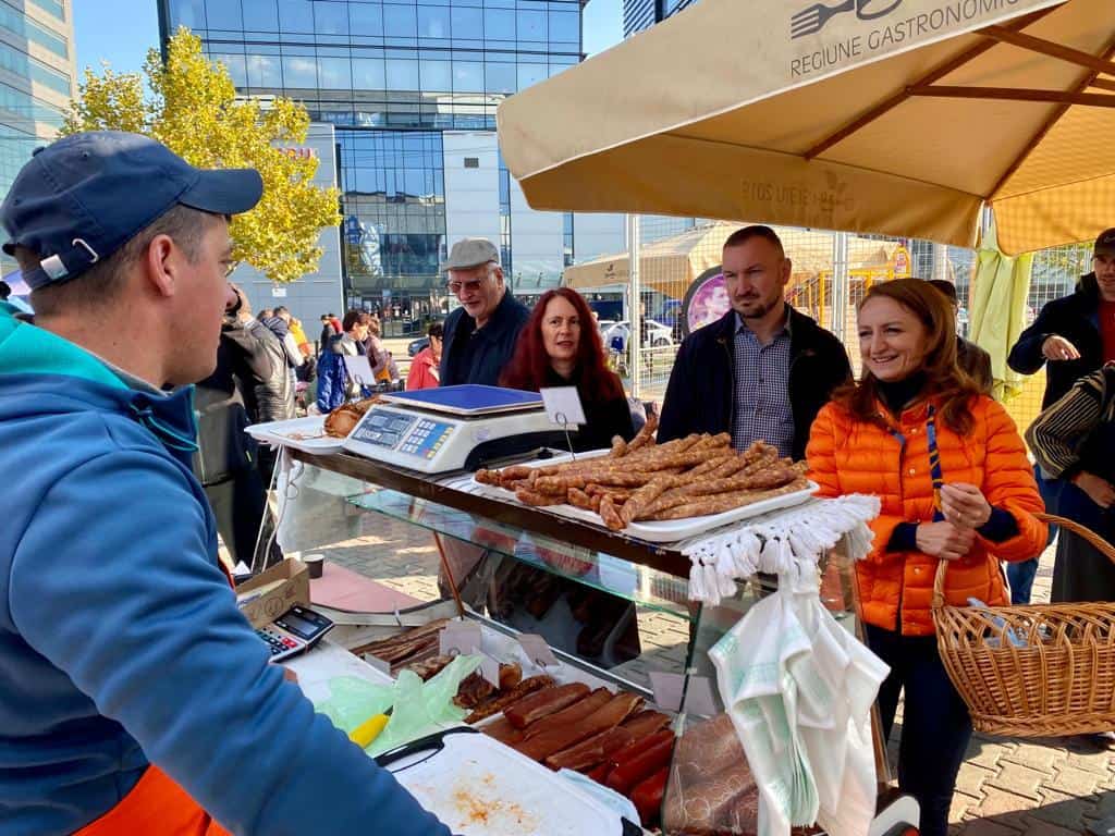 foto piața volantă transilvania sărbătorește zece ani de la înființare - daniela cîmpean: „încurajăm sibienii să consume produse locale”