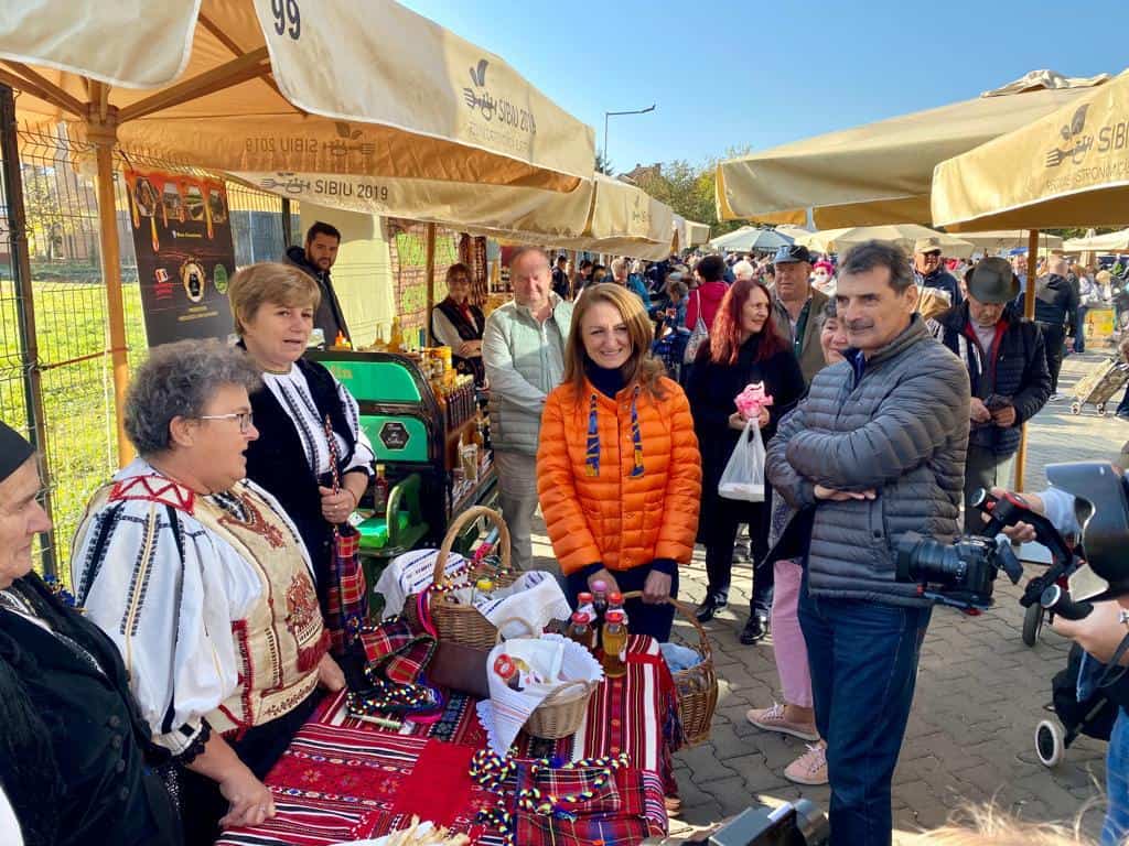 foto piața volantă transilvania sărbătorește zece ani de la înființare - daniela cîmpean: „încurajăm sibienii să consume produse locale”