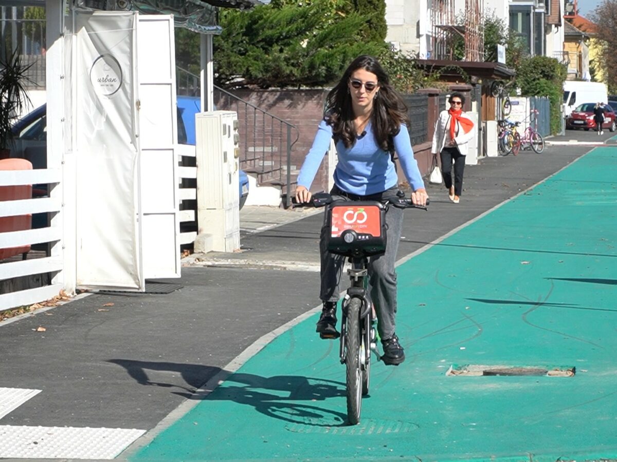 VIDEO Borduri mult prea înalte la pista pentru biciclete de pe Calea Dumbrăvii - „Trebuie să ne dăm jos ca să trecem”