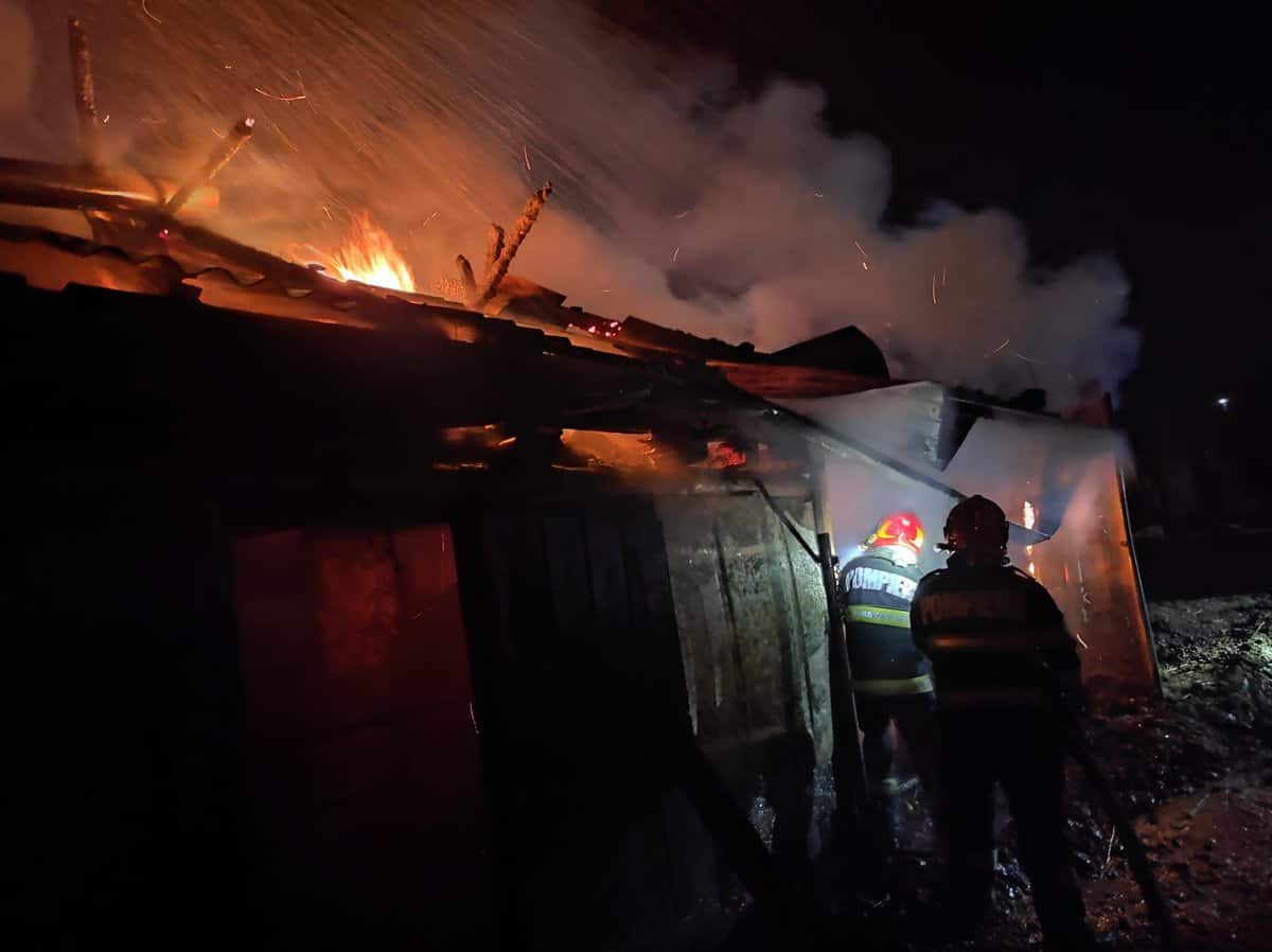 FOTO: Incendiu în satul Nou - O șură a fost cuprinsă de flăcări