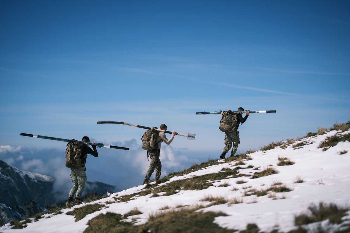 Salvamont colaborează cu studenții militari pentru refacerea marcajelor pe traseele turistice din Sibiu