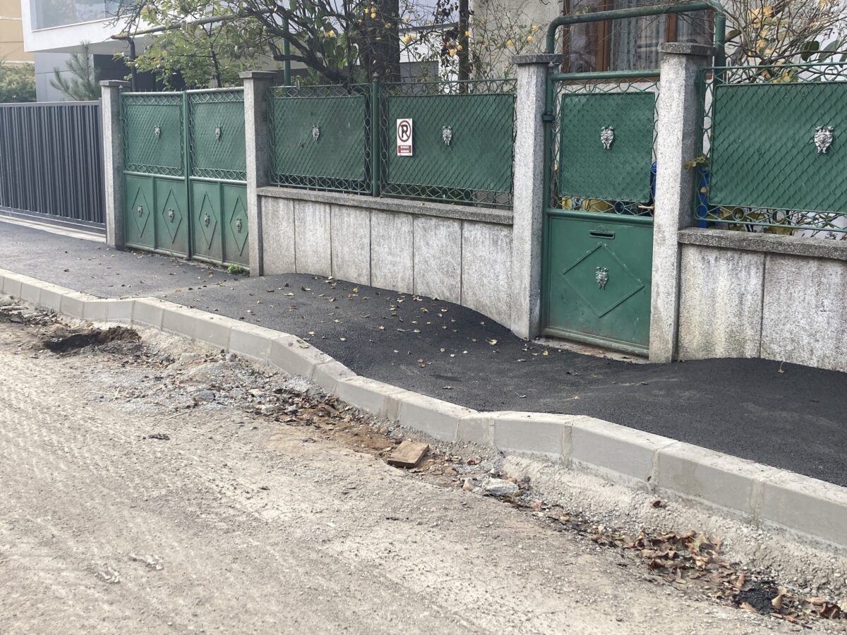 FOTO: Lucrare de mântuială în Sibiu - Trotuarul cu valuri - „Avem un nou skatepark în oraș”