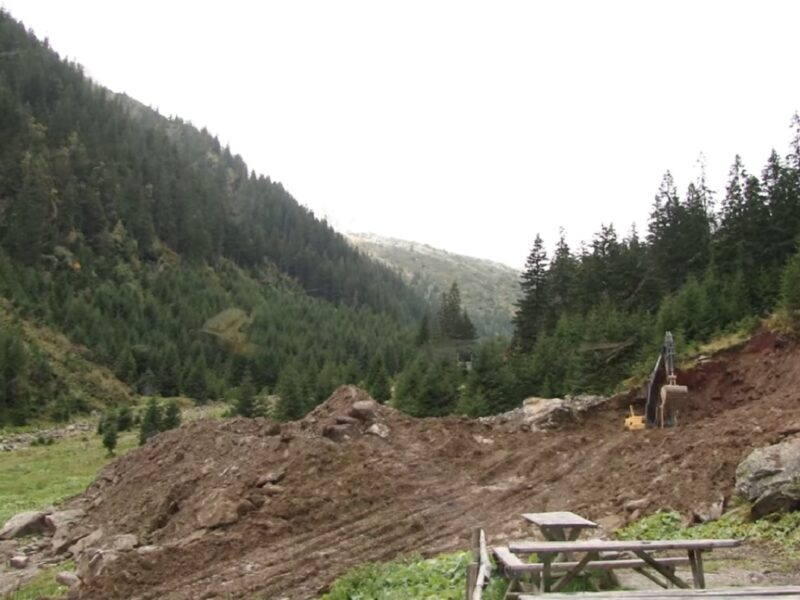 valea sâmbetei din munții făgăraș distrusă - un preot își face mănăstire