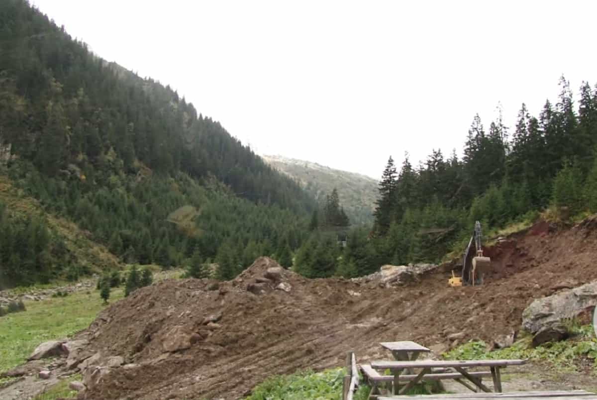 valea sâmbetei din munții făgăraș distrusă - un preot își face mănăstire