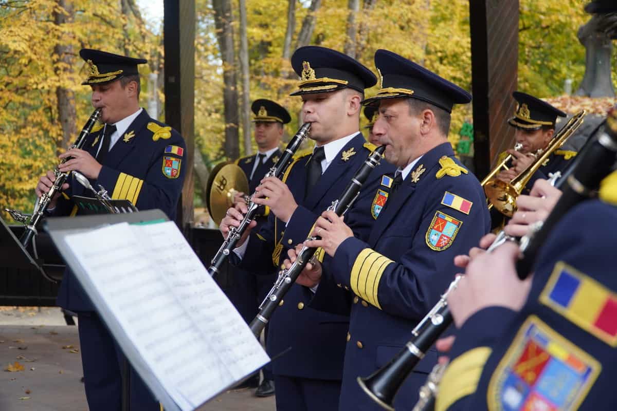 FOTO VIDEO Ziua Armatei Române la Sibiu - Concert de muzică militară aplaudat la scenă deschisă în Parcul Sub Arini