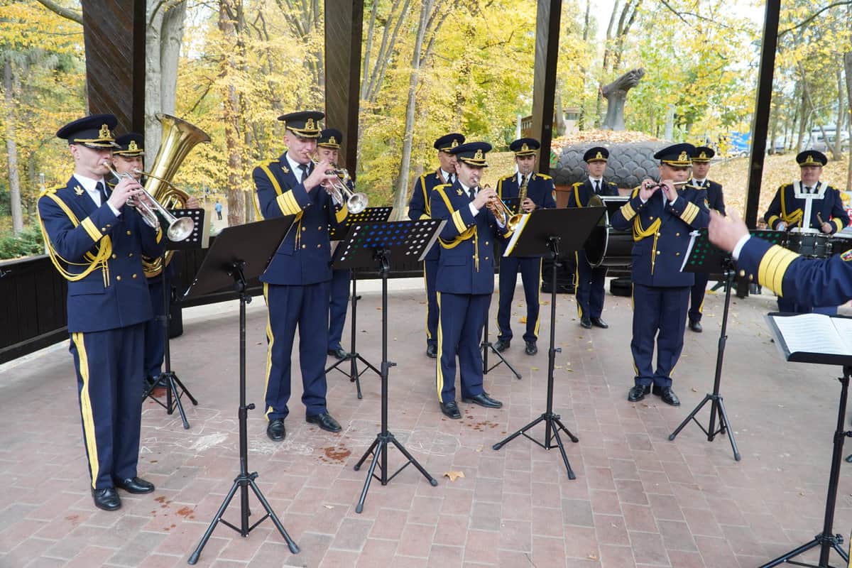 FOTO VIDEO Ziua Armatei Române la Sibiu - Concert de muzică militară aplaudat la scenă deschisă în Parcul Sub Arini