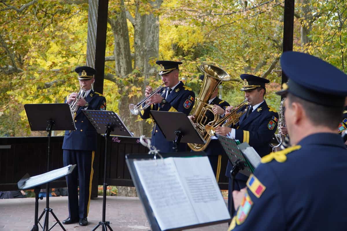 FOTO VIDEO Ziua Armatei Române la Sibiu - Concert de muzică militară aplaudat la scenă deschisă în Parcul Sub Arini