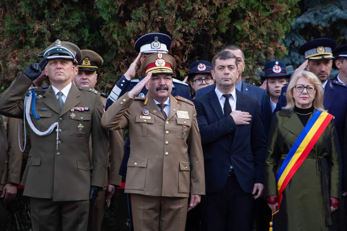 FOTO VIDEO Ziua Armatei Române la Sibiu - Concert de muzică militară aplaudat la scenă deschisă în Parcul Sub Arini