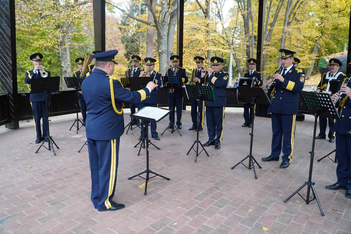 FOTO VIDEO Ziua Armatei Române la Sibiu - Concert de muzică militară aplaudat la scenă deschisă în Parcul Sub Arini