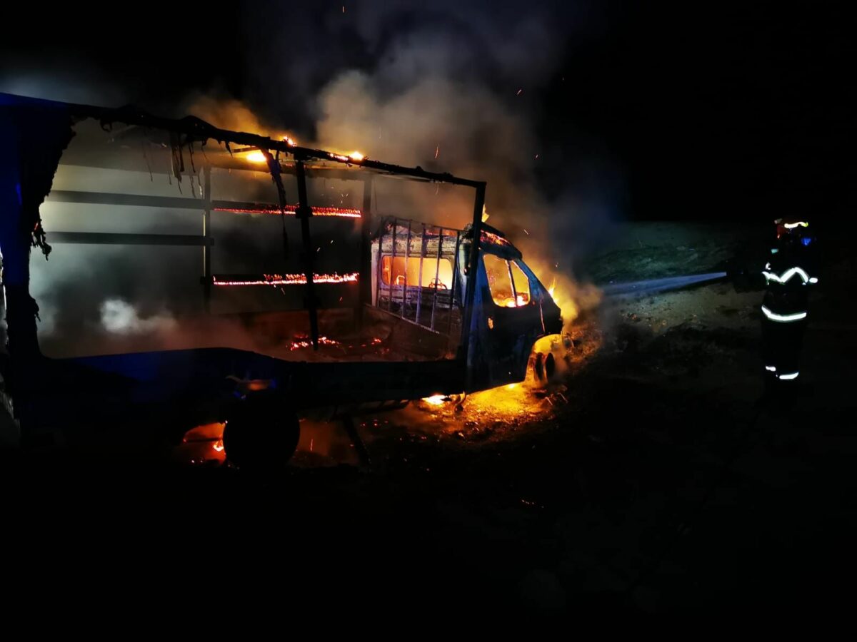 autoutilitară distrusă de flăcări în urma unui incendiu la poiana sibiului