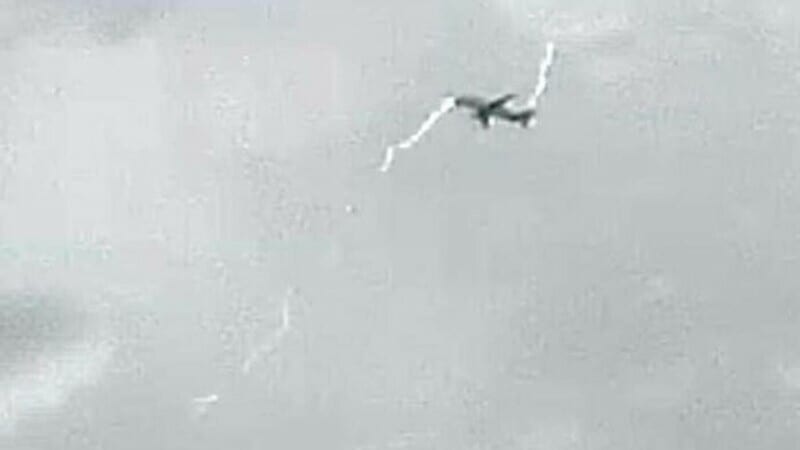 o aeronavă airbus beluga lovită de fulger imediat după decolare - avionul a ajuns cu bine la hamburg