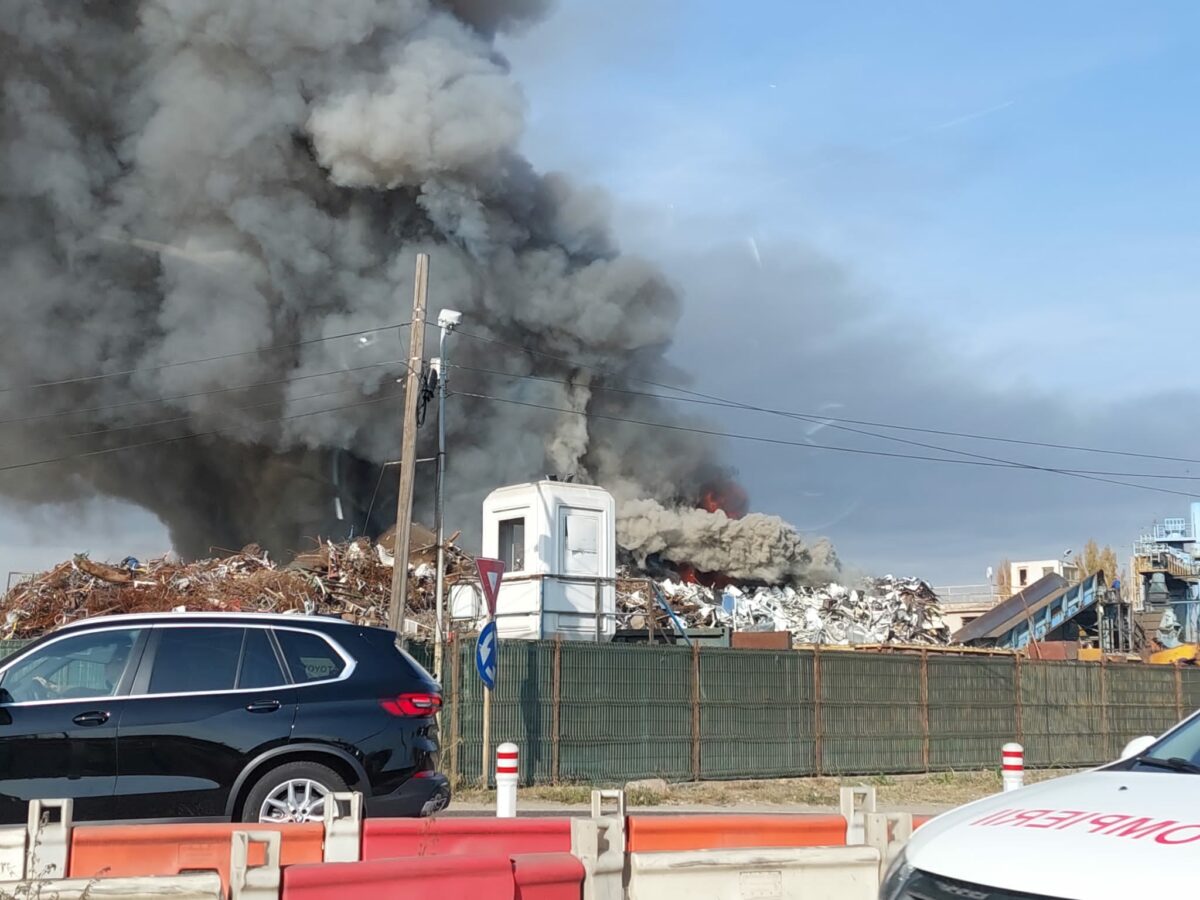 incendiu puternic la un depozit de deșeuri din capitală - focul a fost stins după 20 de ore