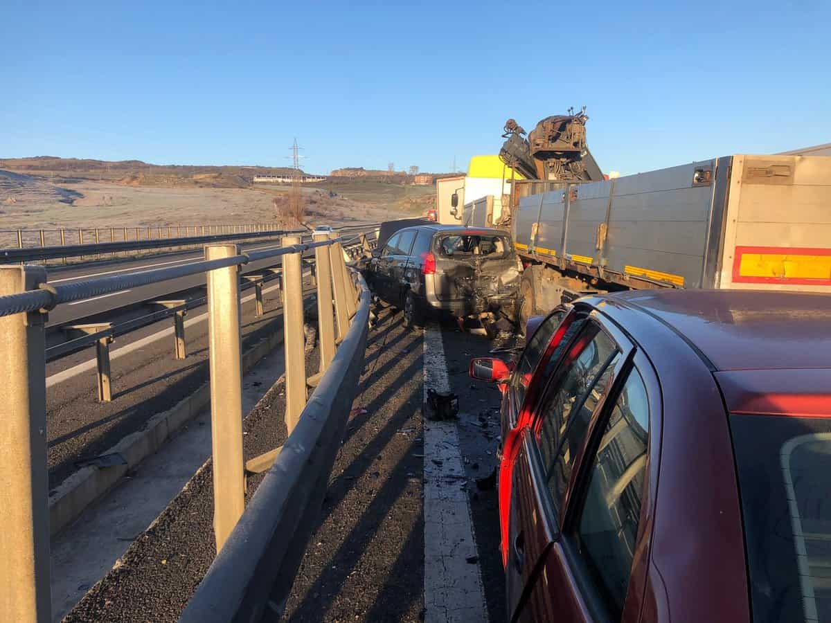 FOTO Accident în lanț cu 11 mașini pe Autostrada Transilvania - Șase persoane rănite