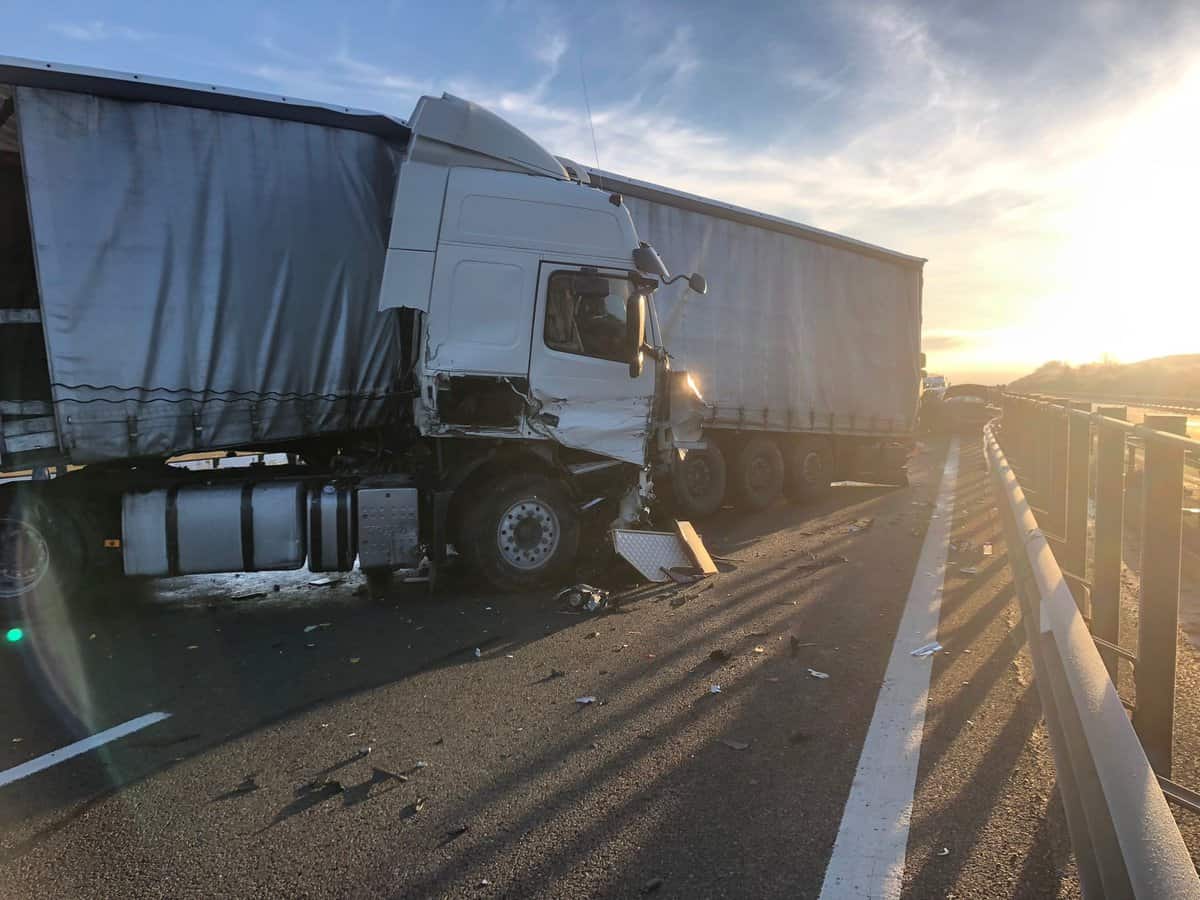 FOTO Accident în lanț cu 11 mașini pe Autostrada Transilvania - Șase persoane rănite