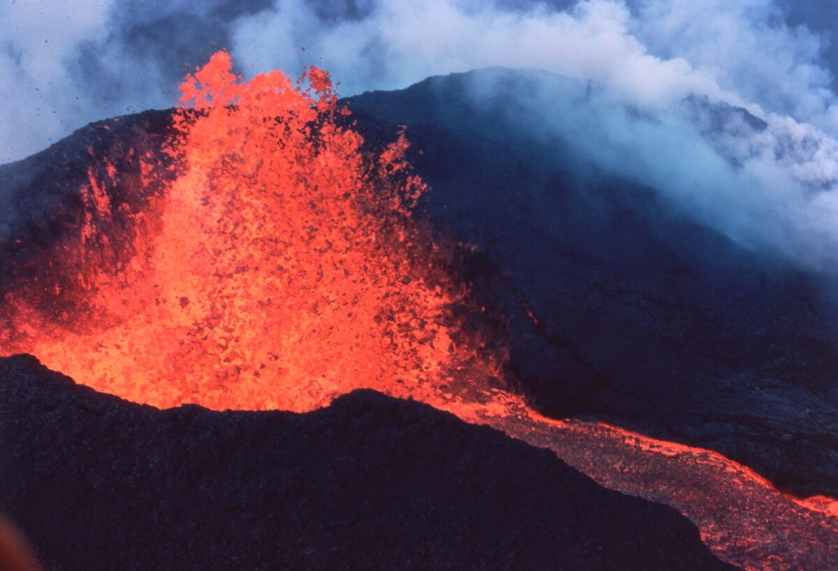video mauna loa, cel mai mare vulcan activ din lume a erupt