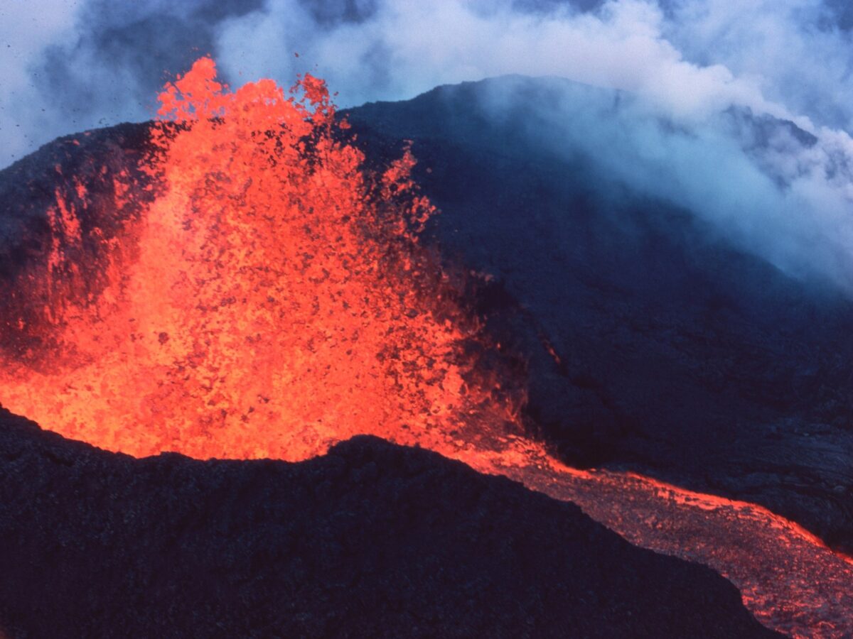 video mauna loa, cel mai mare vulcan activ din lume a erupt